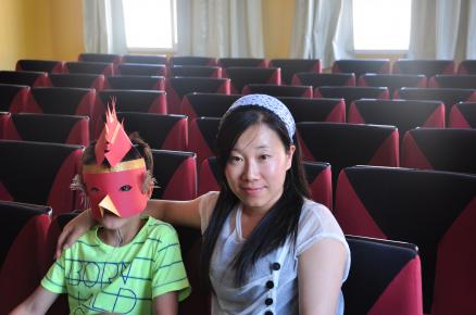 La profesora Li Chunli con uno de los alumnos, David, completamente disfrazado para el teatro de los animalitos :)