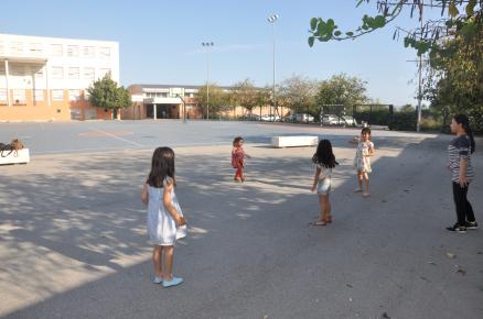 Los niños juegan al juego tradicional de la tirabolita