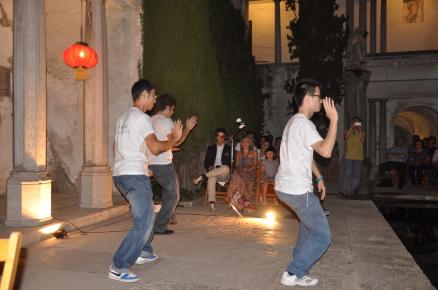 Demostración de Taijiquan llevada a cabo por D. Guo Qiuda y D. Wang Xiaokai, voluntarios del Instituto Confucio, junto con D. José Antonio Morente, alumno del Instituto Confucio.