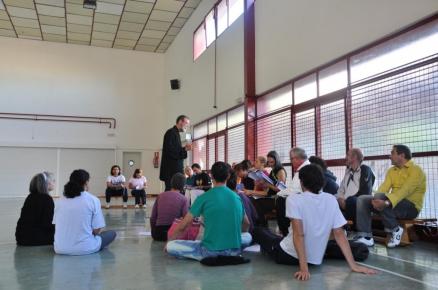 En un ambiente distendido y relajado, los alumnos van aprendiendo los conocimientos básicos del qigong de la mano de grandes expertos