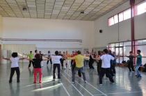 Los alumnos practican con mucha precisión los primeros ejercicios del qigong