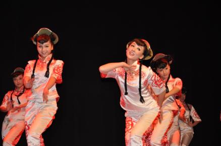 02 Gran Gira - Danza en grupo, Recortar las flores primaverales 2