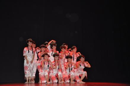 02 Gran Gira - Danza en grupo, Recortar las flores primaverales 6