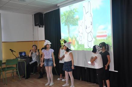 Teatro en chino realizado por los niños durante el acto
