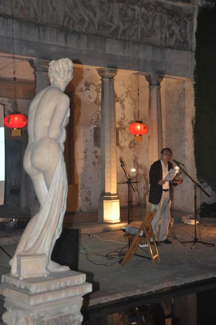 Dr. José Javier Martín Ríos, Profesor y Director del Seminario de Estudios Asiáticos de la Universidad de Granada, inaugura el acto con un discurso de presentación.