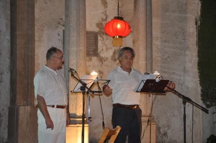 D. Francisco Vaquero Sánchez, Poeta, junto con el Dr. Zhang Zhenquan, Profesor de la UGR, continúan el recital con el poema 李白 • 月下独酌. Li Bai (701 – 762), Bebiendo solo bajo la luna.