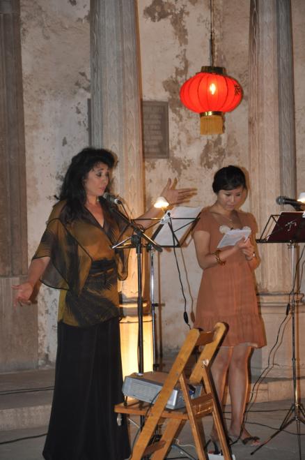Dña. Ángela Muro, Cantante, junto con Dña. Qiao Yun, Profesora del Instituto Confucio, recitan el poema 杜甫 • 旅夜书怀. Du Fu (712 – 770)