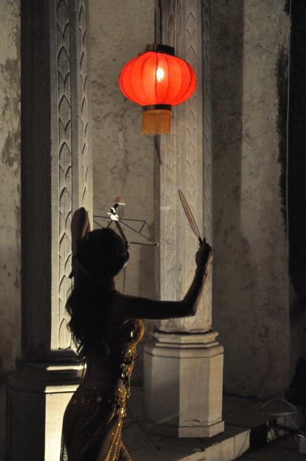 Dña. Guo Kun, voluntaria del Instituto Confucio, es acompañada en su baile por música tradicional china.