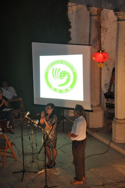 Dra. Bu Sha y Dr. Zhang Zhenquan cantaron una cancion tradicional china para el deleite de todos los presentes.