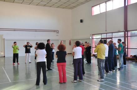 El profesor va ejemplificando cada movimiento y los alumnos siguen sus pasos con agilidad