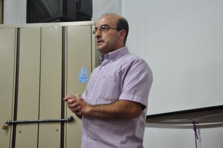 Juan Carlos Serrato, coordinador del curso de qigong, presenta el curso y ofrece toda la información inicial a los alumnos