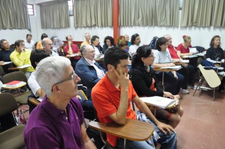 Profesores y alumnos escuchan las palabras de bienvenida de Juan Carlos Serrato, coordinador del curso de qigong
