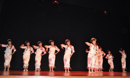 02 Gran Gira - Danza en grupo, Recortar las flores primaverales 1