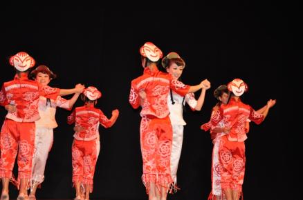 02 Gran Gira - Danza en grupo, Recortar las flores primaverales 4