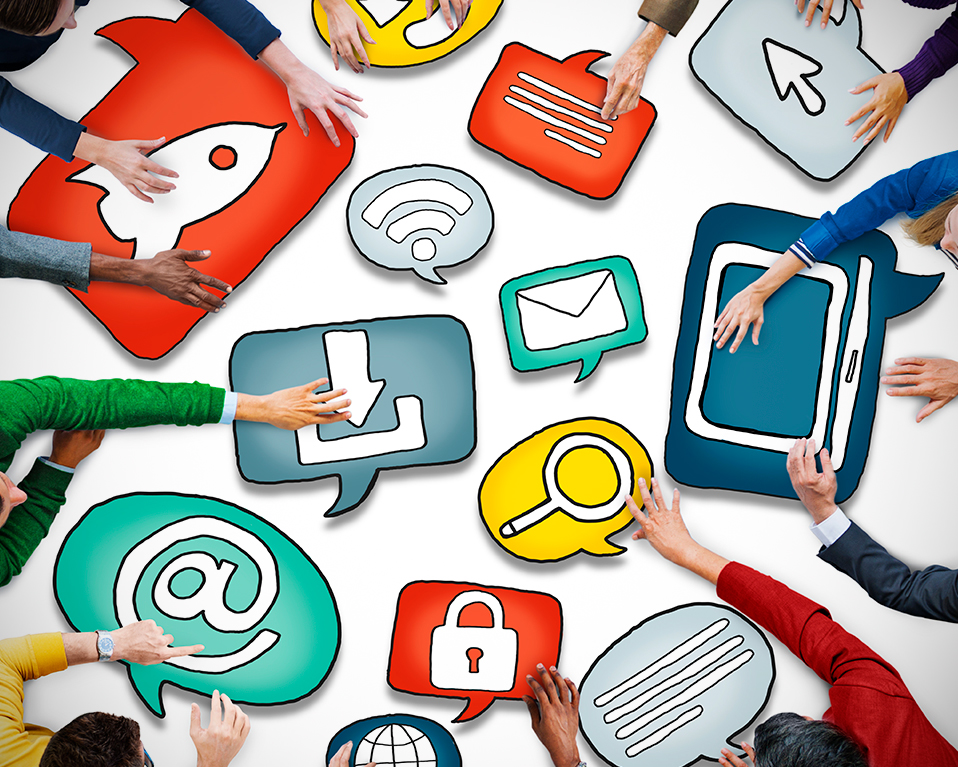 Varias personas alrededor de diversos iconos sobre internet y las redes sociales