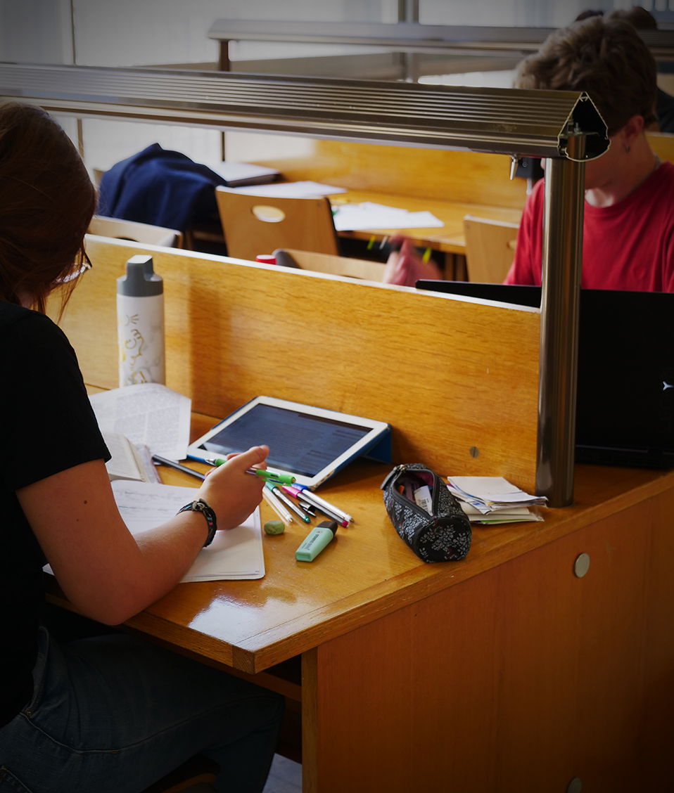 Estudiantes haciendo uso de la sala de estudio de la Facultad de Filosofía y Letras de la Universidad de Granada